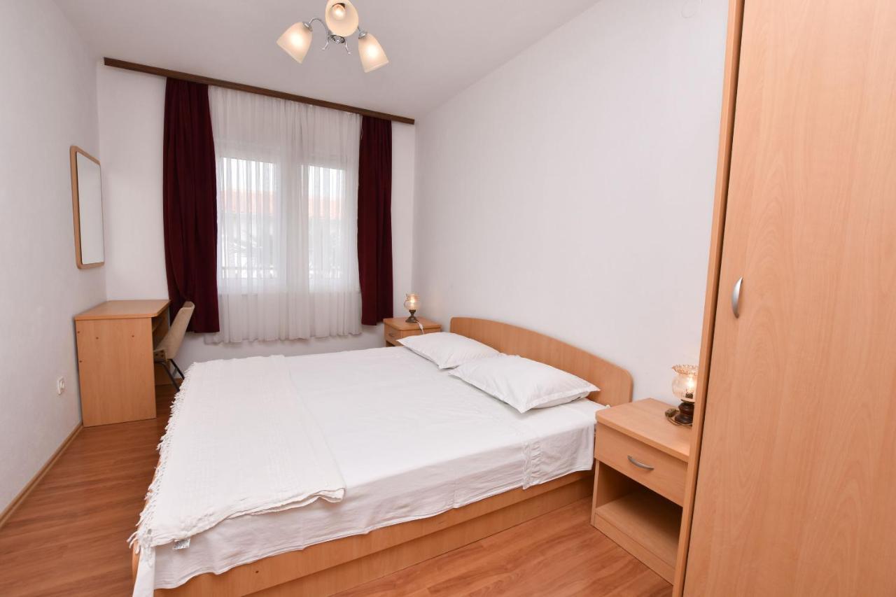 Apartments And Room Kiko Примоштен Экстерьер фото