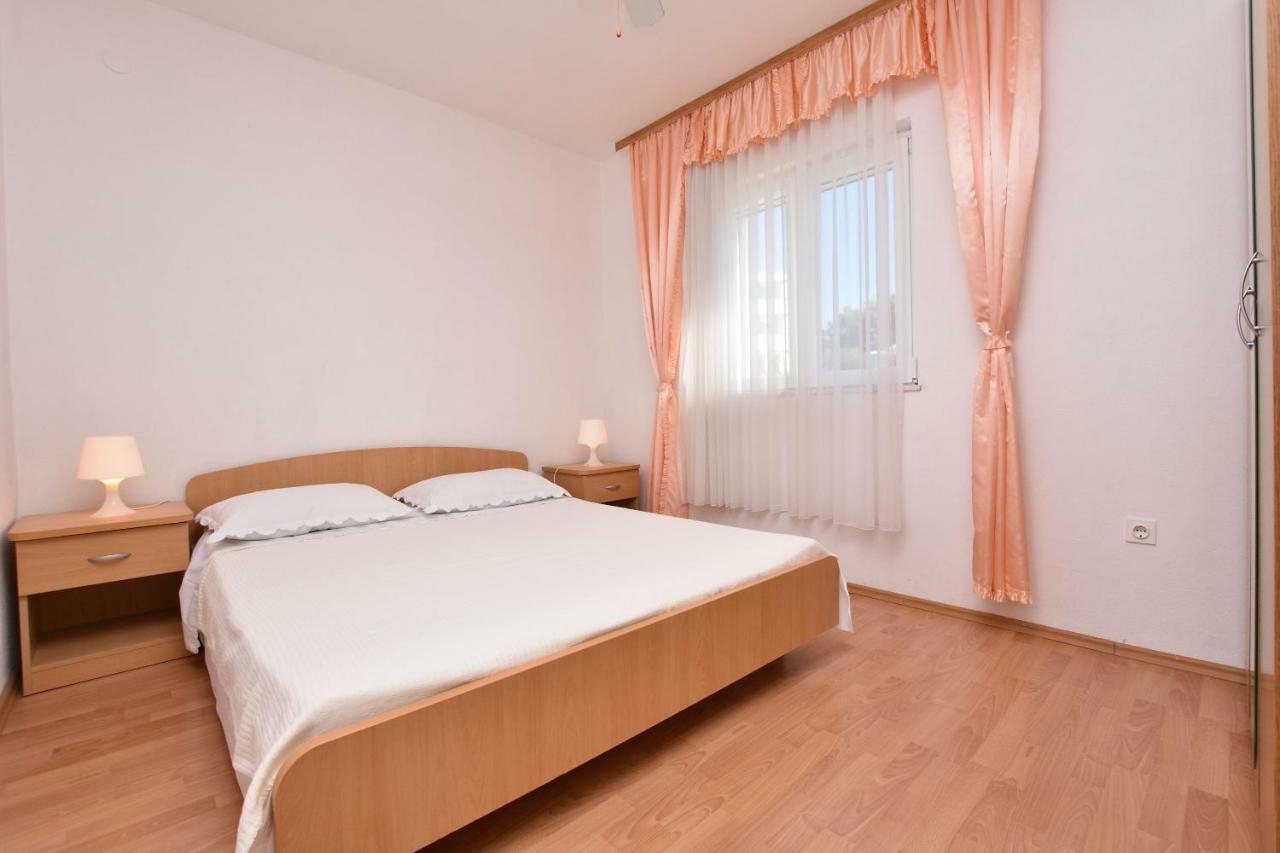Apartments And Room Kiko Примоштен Экстерьер фото
