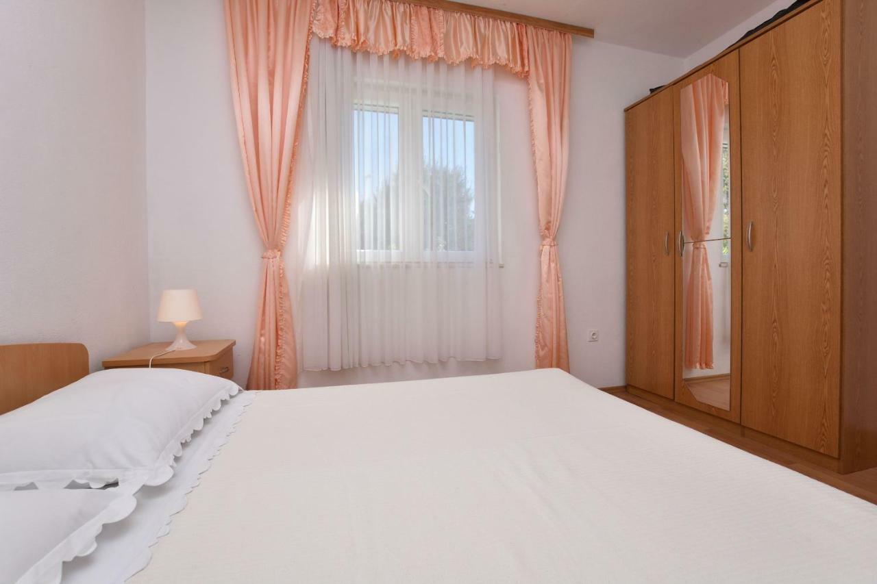 Apartments And Room Kiko Примоштен Экстерьер фото